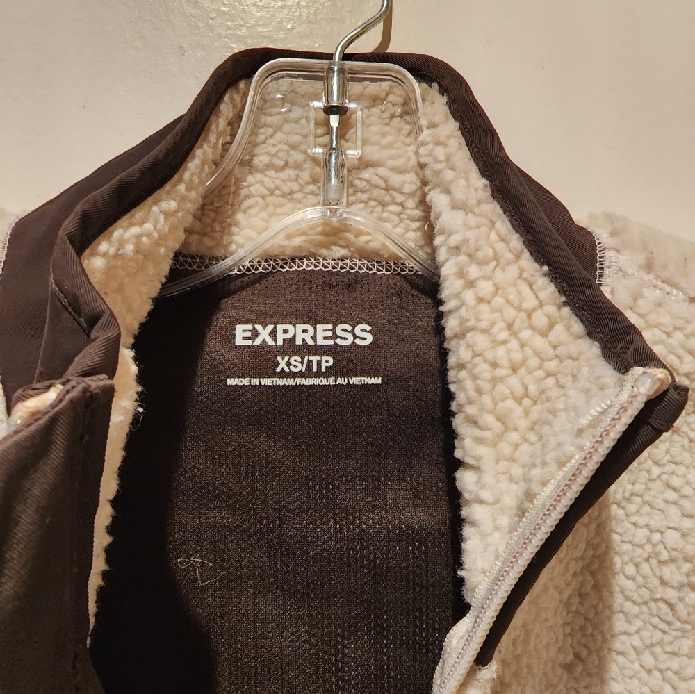 Express Vest - Picture 4 of 4